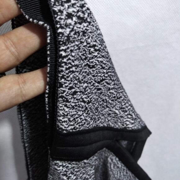 Lululemon Vinyasa Wrap Scarf Black White Athletic Size OS - Picture 7 of 8
